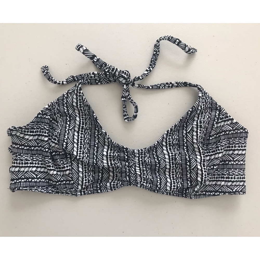 UNBRANDED // NWOT Women’s Black & White Scoop Bikini Top
